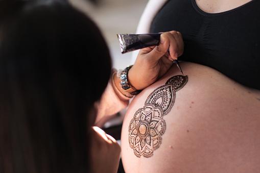 222558 509x339 Henna on pregnant belly1 - Peut-on se faire tatouer lorsque l’on est enceinte ?
