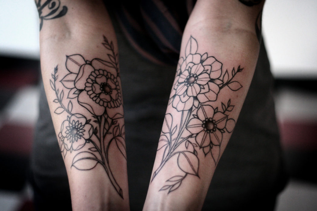 Flowers Forearm Tattoo1 e1557442825279 - Combien de temps faut-il à un tatouage pour qu’il cicatrise ?