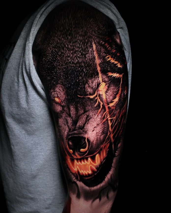 Impressionnant Tatouage de tête de loup en couleur sur épaule