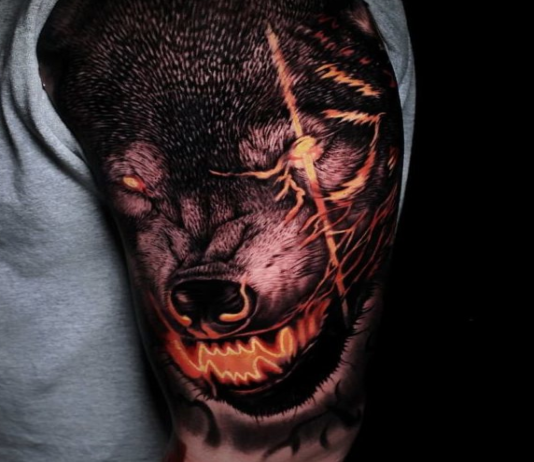 Impressionnant Tatouage de tête de loup en couleur sur épaule