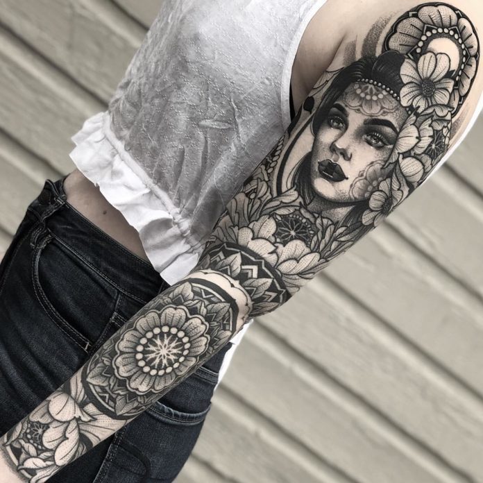tatouage de femmes sur bras complet
