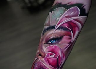 Tatouage de visage de femme dans une rose