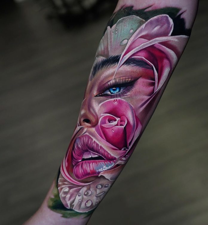 Tatouage de visage de femme dans une rose