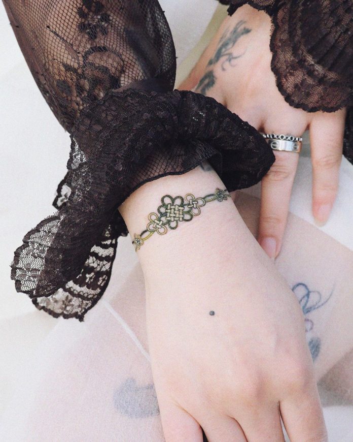 74 7 - 100 idées de Tatouages Bracelet pour Femme
