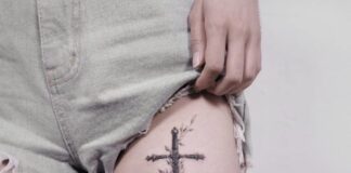 tatouage de croix pour femme