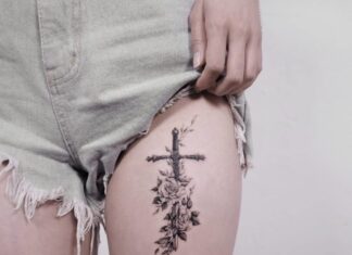 tatouage de croix pour femme