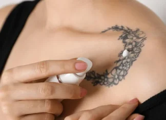 Protégez et sublimez vos tatouages grâce à des soins adaptés une femme appliquant une crème pour tatouage bio