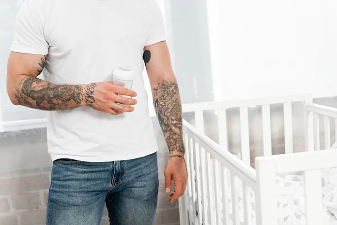 Quand le tatouage inspire la mode : comment votre style vestimentaire peut-il sublimer vos motifs ? | TATOUEZ homme en tshirt blanc qui a des tatouages